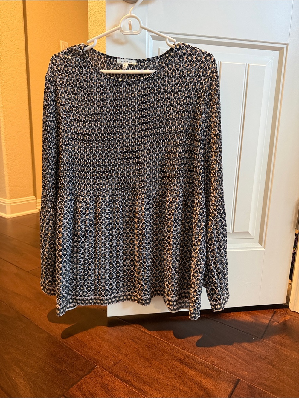 Max Studio Black and White Geometric Long-Sleeve Blouse